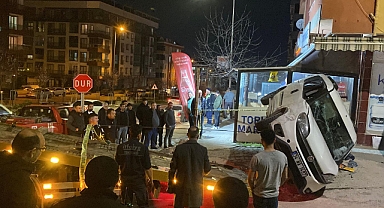 Kontrolden çıkan otomobil 5 araca çarpıp, takla attı: 2 yaralı