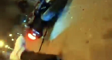 Otomobil ile çarpışan motosikletin sürücüsü yaralandı; kaza kamerada