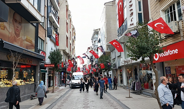 Şehir Bayrama Hazır! Kırklareli'nde 23 Nisan Öncesi Renkli Görüntüler