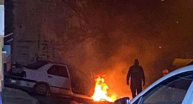 Seyir halinde alev alan otomobil yandı