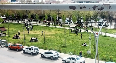 Yazın Tadını Millet Bahçesi'nde Çıkarıyor
