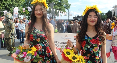 32. Kakava Festivali'nde Görsel Şölen: Kortej Yürüyüşü İzleyenleri Hayran Bıraktı