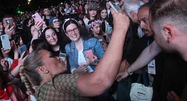 Demet Akalın Hayranlarının Arasına Girip Selfie Çekti