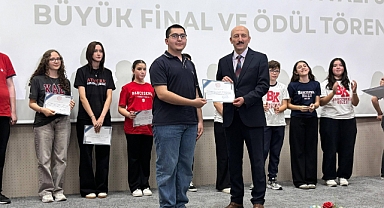İstiklal Marşı'nı İngilizce Seslendiren Öğrenci İl 3'üncüsü Oldu