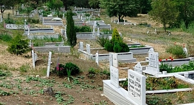 Kaynarca'da Bayram Öncesi Mezarlıklar Hazır Hale Getirildi