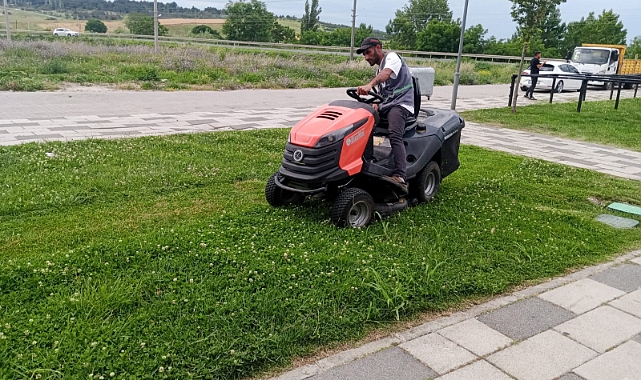 Lüleburgaz'da Kent Genelinde Temizlik ve Ot Biçme Çalışması